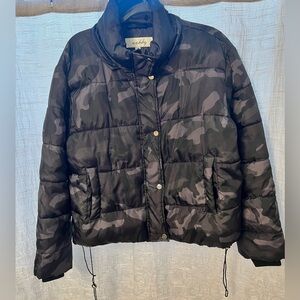 Sebby Cropped Winter Camo Puffer Coat in women's size Large